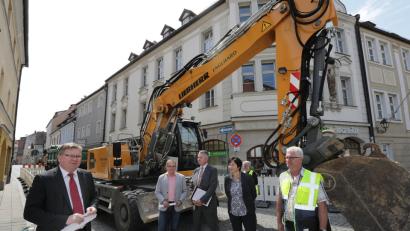 OB Michael Cerny persönlich gab am Montag den Startschuss für die Kanalsanierung in der Unteren Nabburger Straße. Der erste Bauabschnitt läuft bis Oktober.  	Bild: Wolfgang Steinbacher