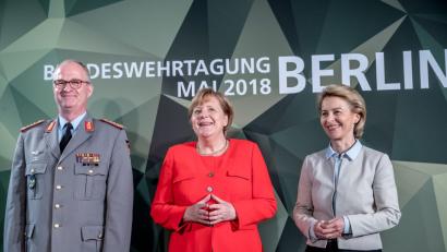 Generalinspekteur Eberhard Zorn, Bundeskanzlerin Angela Merkel und Verteidigungsministerin Ursula von der Leyen (von links) bei der Bundeswehrtagung in Berlin.  
	Bild: Michael Kappeler/dpa