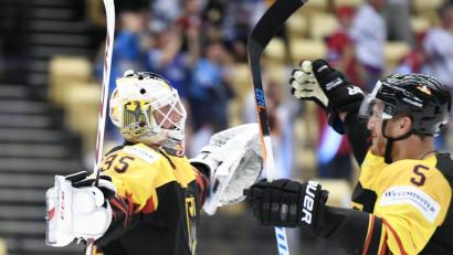 Torwart Mathias Niederberger (links) und Korbinian Holzer bejubeln den Überraschungssieg gegen Finnland. Nun wollen die deutschen Eishockeycracks auch Kanada ärgern.  	Bild: Martti Kainulainen/dpa