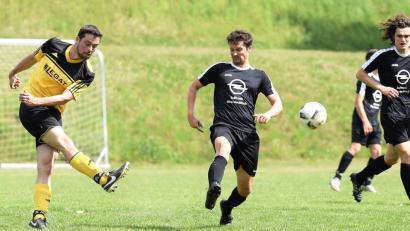 Dominik Bösl (links) zieht vor dem Weidener Florian Gillitzer ab, doch der Versuch brachte nichts ein. Die DJK Neustadt unterlag dem FC Weiden-Ost mit 0:1.  	Bild: Büttner