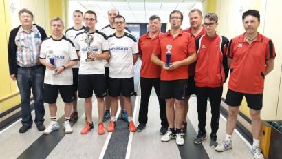 Die Herren des SKC Hard entschieden das Finale im KVOO-Pokal gegen den SKC Alle Neune Tirschenreuth mit 2177:2027 für sich. Von links: KVOO-Vorstand Roland Höll, Erich Busch, Fabian Nickl, Marco Albrecht, Daniel Dötterl, Thomas Riedl (alle Hard), Dieter Steinhauser, Tobias Steinhauser, Martin Rother, Daniel Winter, Stefan Winter (alle Tirschenreuth).  	Bild: exb