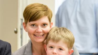 Bild: Matthias Balk
Die neue deutsche Staatsbürgerin Annamaria Varga-Balough, eine in Passau lebende Diplomsozialpädagogin aus Ungarn, hält mit ihrem Sohn Theo einen Zettel mit dem Eid auf die Verfassung.  	Bild: Matthias Balk/dpa