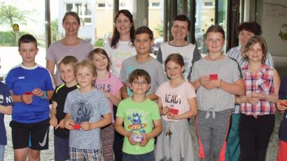 Elternbeiratsvorsitzende Sandra Kaiser, Birgit Enders und Miroslava Sebestova (hinten von links) stellten sich mit den Kindern bei der Siegerehrung zum Erinnerungsbild auf.   	Bild: mmj