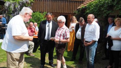 Bild (fvo) Dr. Nikolaus Globisch (links) feierte am Vatertag seinen 70. Geburtstag. Auch Bürgermeister Josef Beimler, die Marktverwaltung und der Marktrat gratulierten.