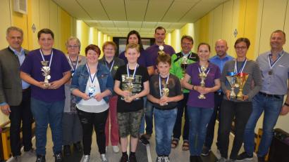 Die besten Hobbykegler der Stadtmeisterschaften mit Bürgermeister Roland Grillmeier (links), "Gut-Holz"-Vorsitzendem Markus Riedl (rechts) und Sportstadtverbandsvorsitzendem Peter Haibach (Dritter von rechts).  	Bild: jr