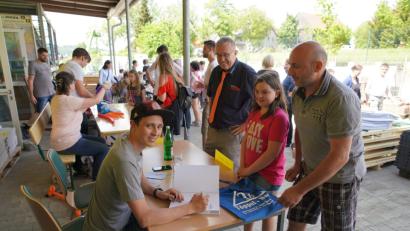 Olympiasieger Eric Frenzel (links) ist beim Raiffeisen-Markttag in Albersrieth bei der Autogrammstunde ein gefragter Mann.  	Bild: fvo