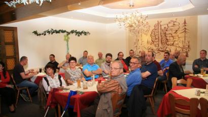 Zweimal im Jahr informiert Bürgermeister Wolfgang Braun bei einer Bürgerversammlung über das aktuelle Geschehen in der Kommune. Zur Frühjahrsveranstaltung im Hotel "Hackelstein" kamen rund 30 Fuchsmühler.  	Bild: wro