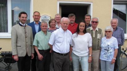 Carola Brust (Fünfte von rechts) führt nun den VdK Mantel. Erhard Kleber (Sechster von links) tritt in die zweite Reihe des Vorstandes zurück. Kleber erhält für seine Verdienste eine hohe Auszeichnung. 	Bild: sei