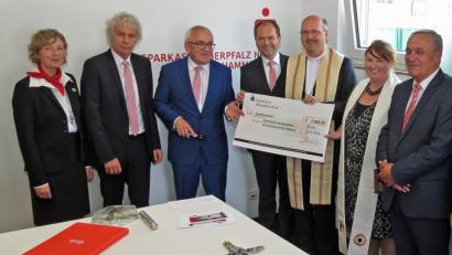 Eine Spende nehmen Vikarin Katharina Bach-Fischer (Zweite von rechts) und Dekan Johannes Lukas (Dritter von rechts) aus den Händen von Ludwig Zitzmann (Dritter von links) und Hans-Jörg Schön (rechts daneben) entgegen. 	Bild: rdo