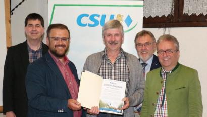 Vorsitzender Hans Walter (vorne links) überreicht Hans Wopperer (Mitte) die Ehrenurkunde der CSU Kastl. Auch die Parteikollegen Arno Stahl, Josef Etterer und Bezirksrat Toni Dutz (von links) gratulieren.  	Bild: rpp