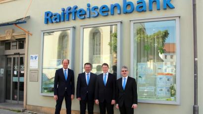 Im Jahr eins der fusionierten Raiffeisenbank Oberpfalz NordWest eG sind die Vorstände Herbert Meier, Joachim Geyer, Thomas Keck und Robert Haubner (von links) mit den Ergebnissen überaus zufrieden.  	Bild: stg