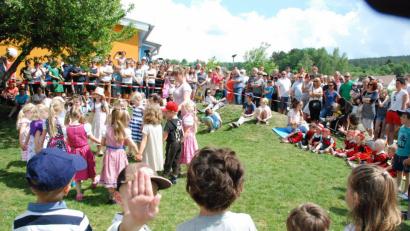 Ausgelassene Stimmung und Freude beim Spielplatzfest der Kindertagesstätte St. Josef Raigering