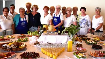 Die Damen rund um Monika Bauer (rechts) und Rosi Ließmann (links) sorgen für ein riesiges Kommunionbuffet nach dem Gottesdienst.  	Bilder: rgr (2)