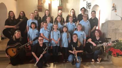 Die 22 junge Sängerinnen und Musikanten des beliebten Kinder- und Jugendchores Bunte Töne machten am Muttertag nicht nur ihren Eltern eine große Freude in der Große bei dem sehr gut besuchten Konzert in der Herz-Jesu-Pfarrkirche.