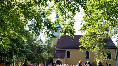 Die Wallfahrtskirche St. Johann bei Freudenberg ist immer im Juni beliebtes Ziel von Leuten, die die Kombination von Weihrauch, Bier und Bratwürsten mögen.