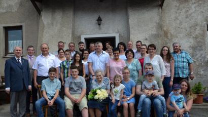Land- und Gastwirtin Franziska Zimmermann (vorne, mit Rosenstrauß) feiert 90. Geburtstag mit ihrer großen Familie. Glückwünsche kommen auch von Pfarrer Josef Most und Bürgermeister Hermann Ach (von links).  	Bild: gi