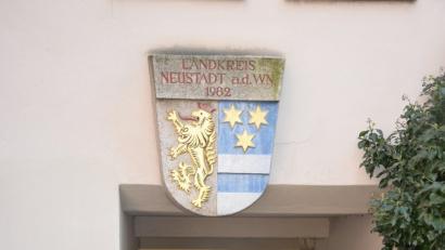 In jüngere Hände legen die Kreisbrandinspektoren Hans Rewitzer (links) und Ulrich Kraus (rechts) sowie Kreisbrandmeister Markus Kindl ihre Ämter.  	Bild: exb