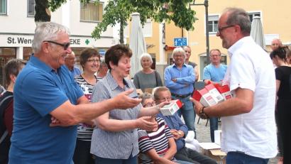 Bezirksvorsitzender Peter Wilhelm (rechts) verteilte 112 Rauchmelder an die Bevölkerung.  	Bilder: Hirsch (2)