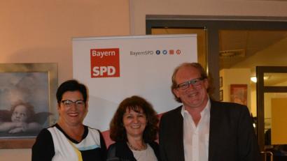 Bürgerversicherung ist keine Einheitsversicherung (von links): Birgit Fruth (stellvertretende SPD-Stadtverbandsvorsitzende), Bundestagsabgeordnete Martina Stamm-Fibich sowie der Landtags-Listenkandidat und Mediziner Armin Rüger.  	Bild: exb