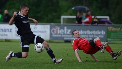 "Da legst di nieda!" Manuel Löffelmann (links) und der FC OVI-Teunz sind vorzeitig Meister in der Kreisliga West.  	Bild: ham