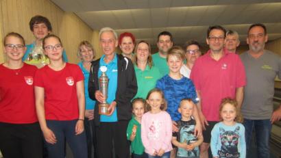 Zehn Mannschaften kämpften beim Kegelturnier um den Siegerpokal. Am Ende hatten die "Spöiglgass'n Scheiber" die Nase vorne.  	Bild: exb