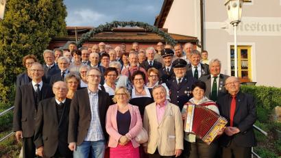 Pfarrer, Freunde, Nachbarn und Vereinsvertreter gratulieren Erich Spickenreither (vorne, Dritter von rechts) zum 80. Geburtstag. Tochter Monika und ihr Mann Christian (links daneben) freuen sich mit dem Jubilar über die vielen Glückwünsche.  	Bild: ck