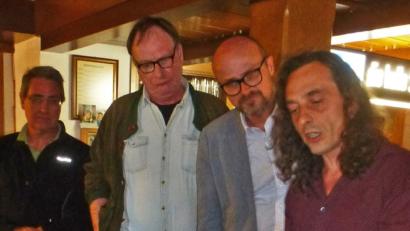 Künstler Vasilij Plotnikov (rechts) erläuterte Bürgermeister Maximilian Beer und weiteren Interessenten sein Modell des Brunnens.  	Bild: mad