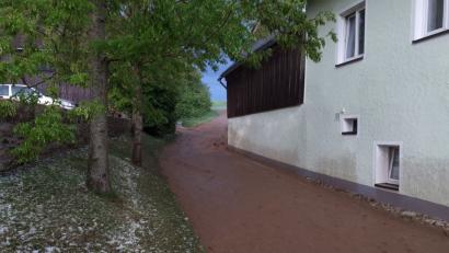 Schlamm- und Wassermassen flossen durch Masch. Der Boden konnte den Regen nach der langanhaltenden Trockenheit nicht schnell genug aufnehmen. 	Bild: exb