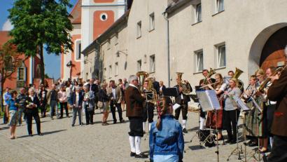 Auf dem Neualbenreuther Marktplatz gab die Blaskapelle Ernestgrün unter der musikalischen Leitung von Klaus Rustler ein Muttertags-Standkonzert.  	Bild: enz