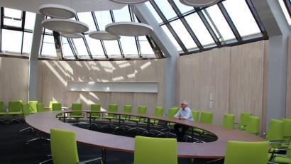 Ovaler Tisch, neue Wandverkleidung, futuristische Lampen: Der große Sitzungssaal hat sein Gesicht verändert. Noch fehlt die Medientechnik mit ihren Monitoren.