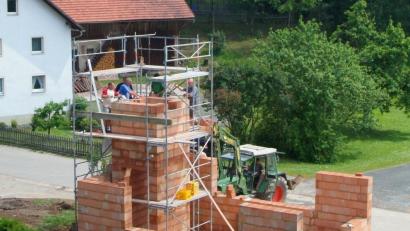 Als es begann: Das Bild von Maria Höcherl zeigt den Rohbau der Kapelle im Jahr 2006.  	Bild: exb