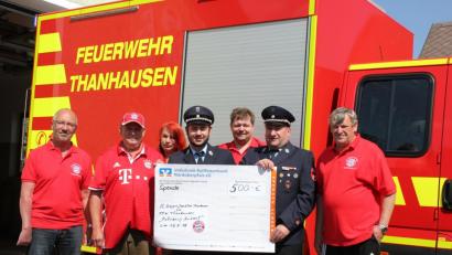 Mit 500 Euro unterstützt der FC Bayern-Fanclub den Kauf des neuen Feuerwehrautos (von links): 2. Vorsitzender Albert Schicker, 1. Vorsitzender Lothar Schicker, Beisitzerin Melanie Schicker, 2. Feuerwehr-Vorsitzender Tobias Schwamberger, Beisitzer Jörg Schicker, Feuerwehr-Vorsitzender Roland Heldwein und der Fanclub-Kassier Alois Spann.  	Bild: rdh