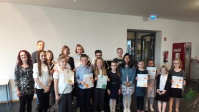 Die Kreismusikschüler zusammen mit den Lehrern Margit Sollfrank und Vaclav Eichler (von links) im Mitterteicher Museumscafé.  	Bild: exb