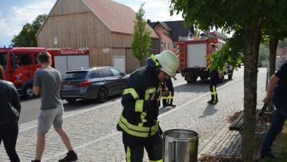 Als die Feuerwehr anrückt, ist das Feuer im Abfallbehälter am Gemeindehaus schon gelöscht.  	Bild: dob