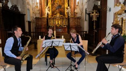 Mit dem Konzerttitel "Klangzauber" verspricht das "Ebonite Saxophone Quartet" nicht zu viel. In der Klosterkirche Speinshart erweist sich das Ensemble in internationaler Besetzung als Saxofon-Quartett der Spitzenklasse.  	Bild: do
