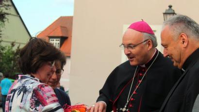 Für den Pfarrgemeinderat überreichten (von links) Anneliese Hecht und Sprecherin Edith Schön einen Korb mit Produkten aus der Region an den Bischof. Rechts im Bild Stadtpfarrer Georg Flierl.  	Bild: stg