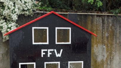 Für den jüngsten Feuerwehrnachwuchs gab es ein Trainingslöschen. Da wurde schon einmal um die Spritze gerangelt.  	Bild: sön