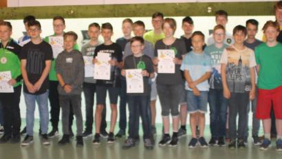 Die Teilnehmer am diesjährigen Shooty-Cup mit 2. Bezirksschützenmeister Dieter Beer (links) und der Bezirksjugendleiterin Monika Meier-Lechner (rechts).  	Bild: kdi