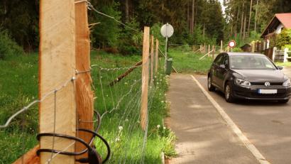 Der Zugang zum Wald wird am Ende der Schulstraße in Neusorg mit einem Zaun verhindert. Die Pfosten für der Einfahrt sind mit zwei Fahrradschlössern gesichert. Ein Durchfahrtverbotsschild soll auch Radfahrer von der Nutzung der Waldwege abhalten.