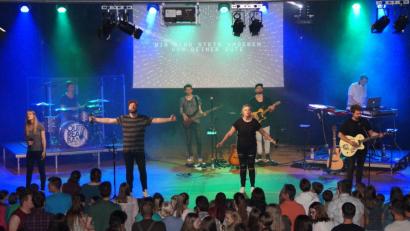 Mit ihren Lobpreis-Liedern, die mit rockigen Rhythmen unterlegt waren, begeisterte die Band die Gäste aus der ganzen Oberpfalz.  	Bilder: weu (2)