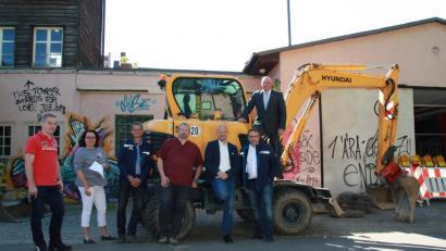 Den Startschuss für die Abrissarbeiten gaben (von rechts) Oberbürgermeister Oliver Weigel, Kämmerer Markus Brand, Bauamtsleiter Stefan Büttner, Planer Roland Eberl, Alexander Rieß (Stewog), Maria Magdalena Stöckert vom Bauamt und Bauleiter Daniel Pabel, Firma Ebersbach in Oelsnitz.  	Bild: fph