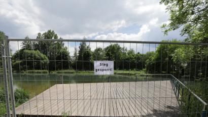 Wegen des maroden Unterbaus musste der Steg am Piratenspielplatz inzwischen gesperrt werden. Er soll aber möglichst schnell erneuert werden. 	Bild: Wolfgang Steinbacher