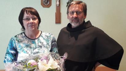 Mit Blumen dankt Guardian Pater Stanislaus Antonia Kriechenbauer. Sie geht in den

Ruhestand.  	Bild: ms