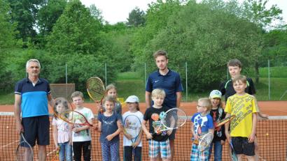 Neun Kinder testen den Umgang mit Schläger und Ball.  	Bild: exb