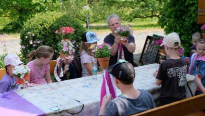 Sag's durch die Blume. Der Obst- und Gartenbauverein lädt die Flosser Kinder zum Muttertagsbasteln ein.  	Bild: le