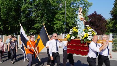 Das Tragen der Muttergottesstatue im Kirchenzug hat am Patroziniumstag der Pfarrei "Maria Königin" Tradition. Das Fest wirde  bereits zum 55. Mal begangen. Die Trage schultern wieder vier Kolpingmitglieder.  	Bild: du