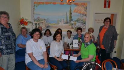 Im Café "Verena" übergab AsF-Kreisvorsitzende Christine Trenner aus Erbendorf (rechts) mit weiteren SPD-Damen den gesamten Erlös des Faschingskaffeekränzchens der Arbeitsgemeinschaft an Martina Sötje (Mitte, rechts) und Beatrix Kempf (Mitte, links). 	Bild: plym