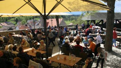 Viele Ausflügler haben den Biergarten auf der Burg Falkenberg schon genutzt. Laut Rechtsanwalt Dr. Hanns-Christian Fricke liegt für den Biergarten aber keine Baugenehmigung vor.  	Archivbild: wro