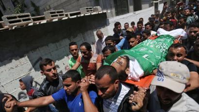 Am Dienstag wurden die bei den Protesten getöteten Palästinenser zu Grabe getragen.  	Bild: Mohammed Abed/AFP