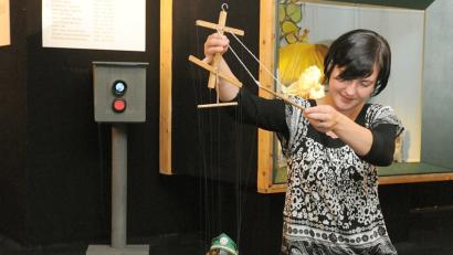 Nicht jeder, der sich als Polizist vorstellt, ist echt. Immer mehr Betrüger nutzen die Autorität der Beamten für ihre hinterhältigen Maschen. 	Archivbild: Stefan Puchner/dpa